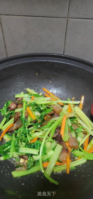 喷鼻芹炒腊肉的做法步调：10