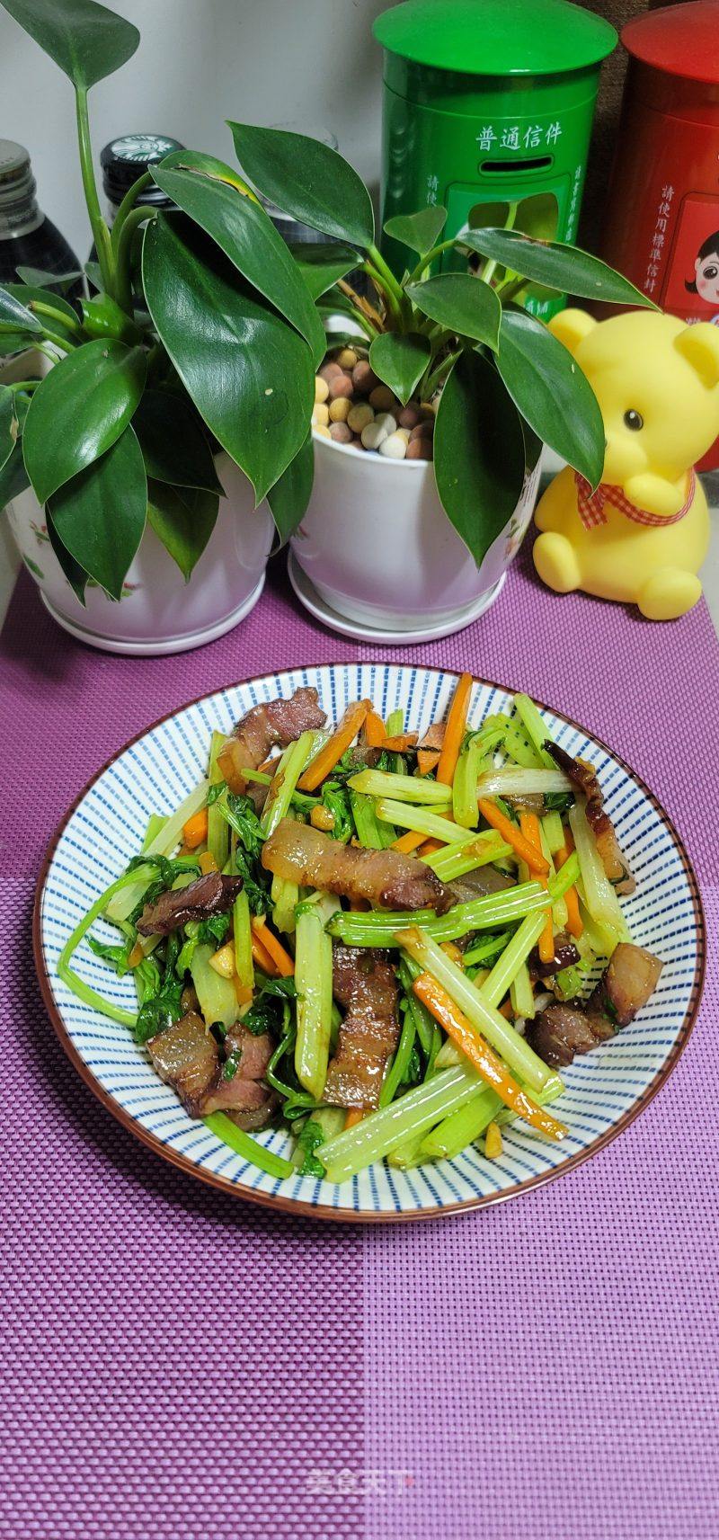 喷鼻芹炒腊肉的做法
