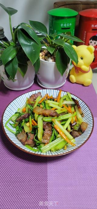 喷鼻芹炒腊肉的做法步调：12