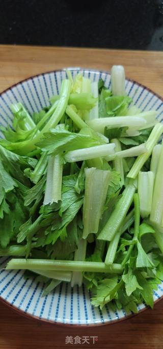 喷鼻芹炒腊肉的做法步调：4