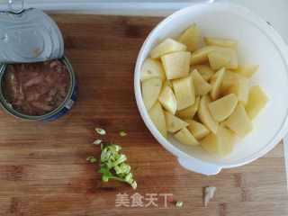 金枪鱼烧土豆的做法步调：2