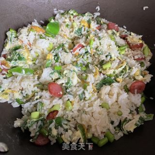 腊肠蒜苔炒饭的做法步调：9