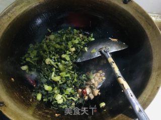 雪里蕻炒肉终的做法步调：6