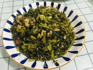 雪里蕻炒肉终的做法步调：8