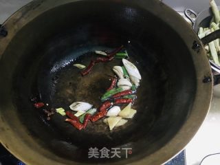 过油豆角的做法步调：2