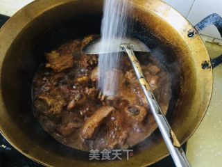 排骨焖里的做法步调：10