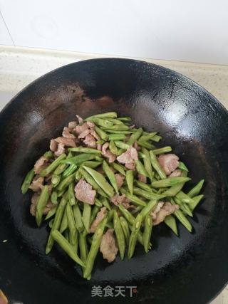 豆角焖里的做法步调：5