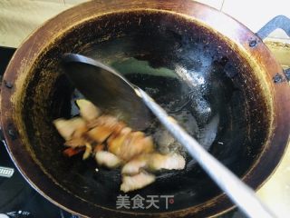 年夜肉炒酸菜的做法步调：7