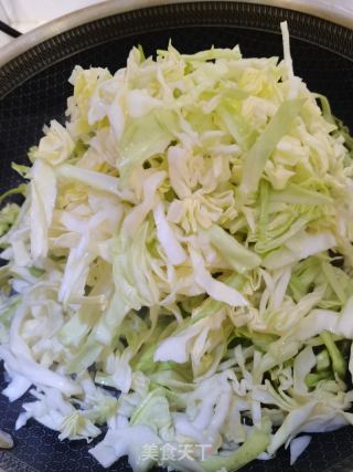 紫薯粉条炒包菜的做法步调：3