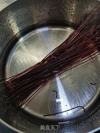 紫薯粉条炒包菜的做法步调：1