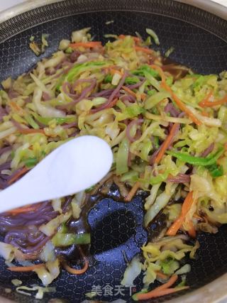 紫薯粉条炒包菜的做法步调：7
