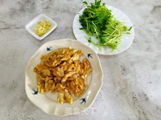 益智健脑好食，豌豆苗拌核桃仁的做法步调：2