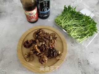 益智健脑好食，豌豆苗拌核桃仁的做法步调：1