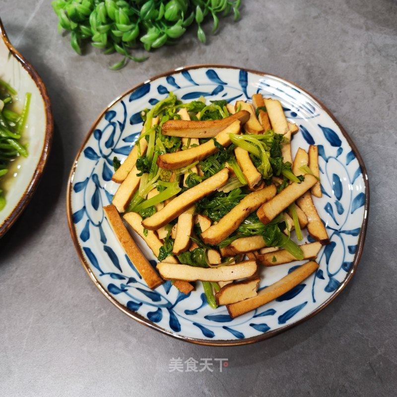豆干炒喷鼻芹的做法