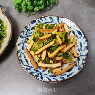 豆干炒喷鼻芹的做法步调：5