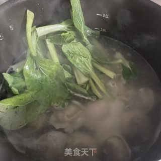 酸汤钱袋蛋馄饨的做法步调：4