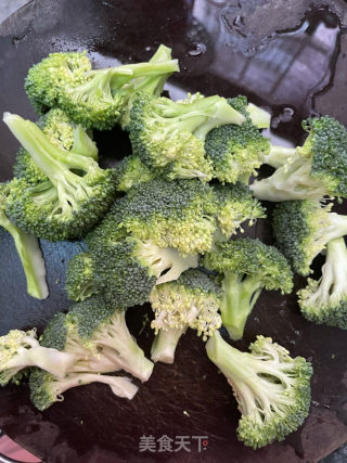 西蓝花炒喷鼻菇的做法步调：2