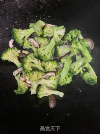 西蓝花炒喷鼻菇的做法步调：6