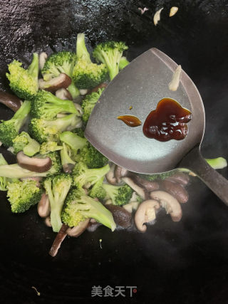 西蓝花炒喷鼻菇的做法步调：9