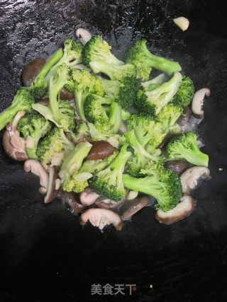 西蓝花炒喷鼻菇的做法步调：8