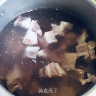 小油菜土豆焖五花肉的做法步调：1