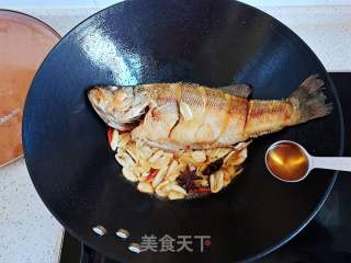 白烧鲈鱼的做法步调：3