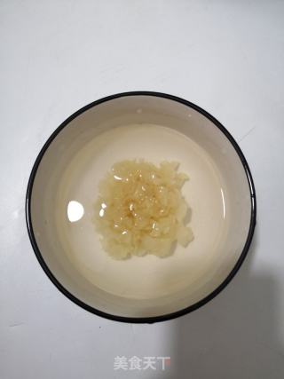 银耳核桃龙眼肉汤的做法步调：2