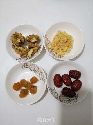 银耳核桃龙眼肉汤的做法步调：1
