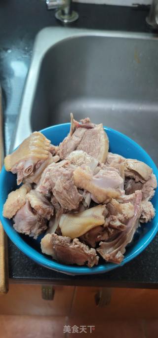 老姜乌芝麻油焖鸭肉的做法步调：4