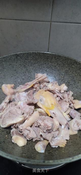 老姜乌芝麻油焖鸭肉的做法步调：7