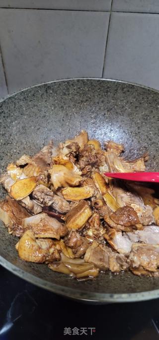 老姜乌芝麻油焖鸭肉的做法步调：9