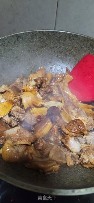 老姜乌芝麻油焖鸭肉的做法步调：10