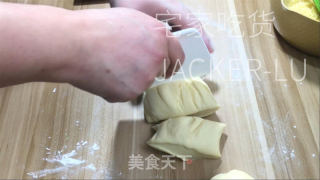 奶喷鼻椰蓉里包卷，一次收酵，易出膜超疏松，浓浓椰喷鼻战奶喷鼻味。的做法步调：9