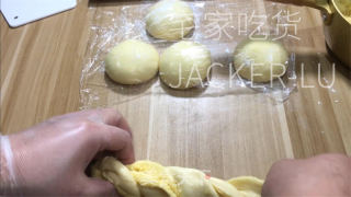 奶喷鼻椰蓉里包卷，一次收酵，易出膜超疏松，浓浓椰喷鼻战奶喷鼻味。的做法步调：19