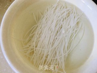 白烧肉酸菜炖粉条的做法步调：2