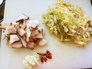白烧肉酸菜炖粉条的做法步调：1