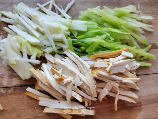 苤蓝豆干炒肉丝的做法步调：2
