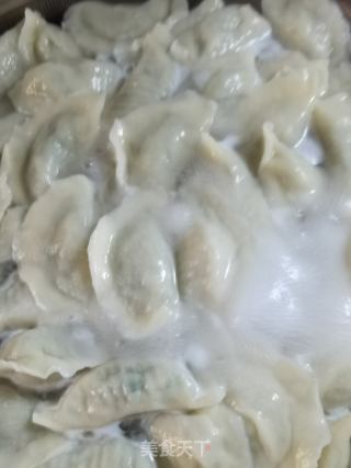 小利剑菜猪肉饺子的做法步调：25