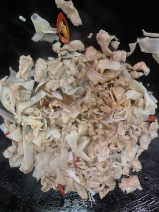 笋尖炒肉的做法步调：8