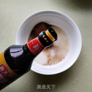 本人正在家灌腊肠的做法步调：4