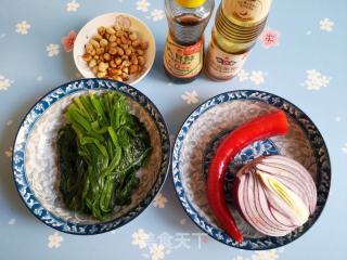 凉拌菠菜的做法步调：1