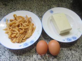 萝卜干鸡刨豆腐的做法步调：1