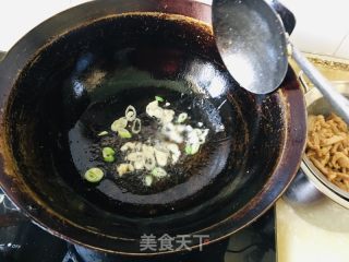 蒜苔白椒过油肉的做法步调：7