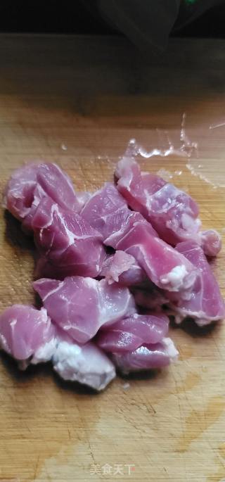 肥肉炖天麻的做法步调：1
