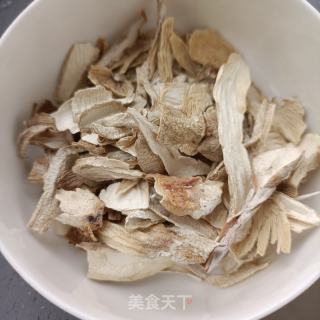 鸡腿菇鲍鱼烧王鸽的做法步调：1