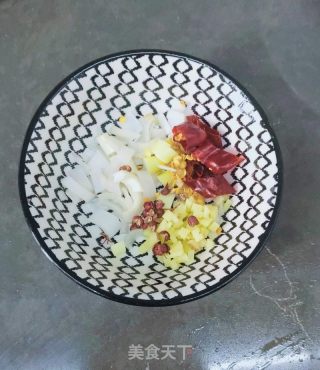 黄豆、肉终炒雪里蕻的做法步调：2