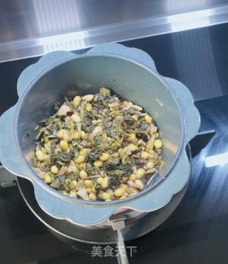 黄豆、肉终炒雪里蕻的做法步调：9