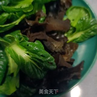 海参鸡蛋炒木耳的做法步调：1