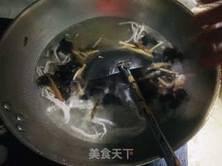 酸辣肉丝汤的做法步调：3