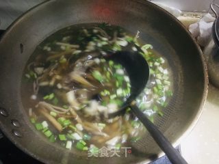 酸辣肉丝汤的做法步调：10